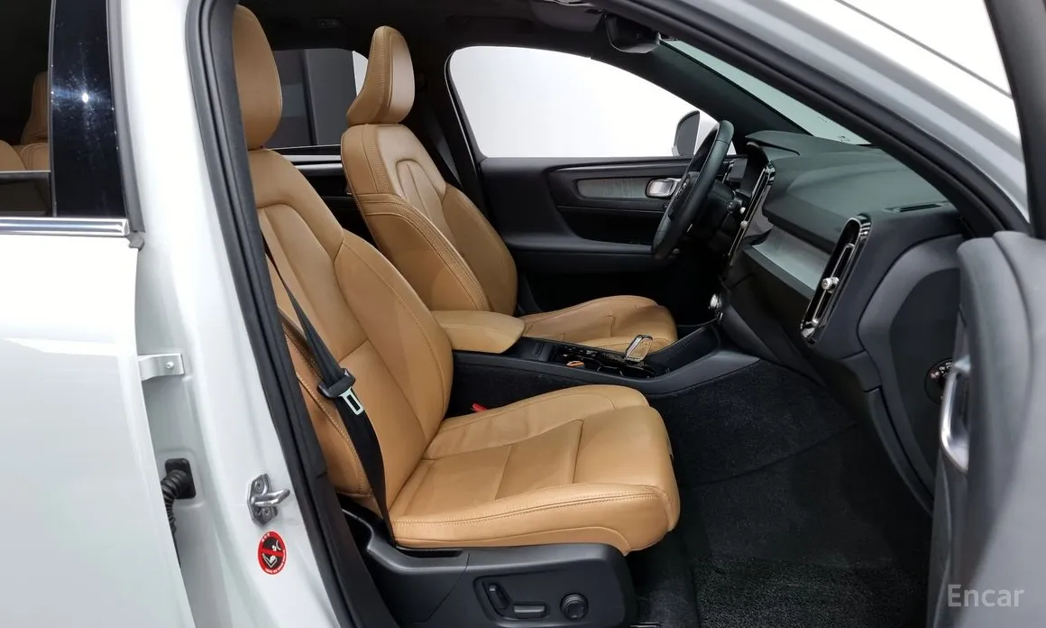 Фото 11 - Volvo XC40