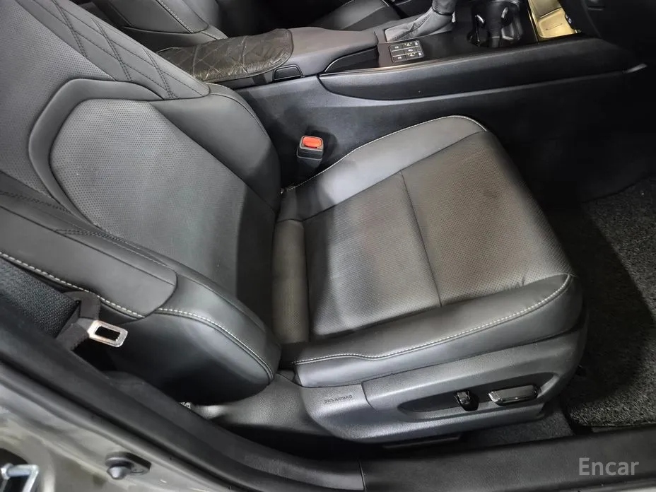 Фото 11 - Lexus UX