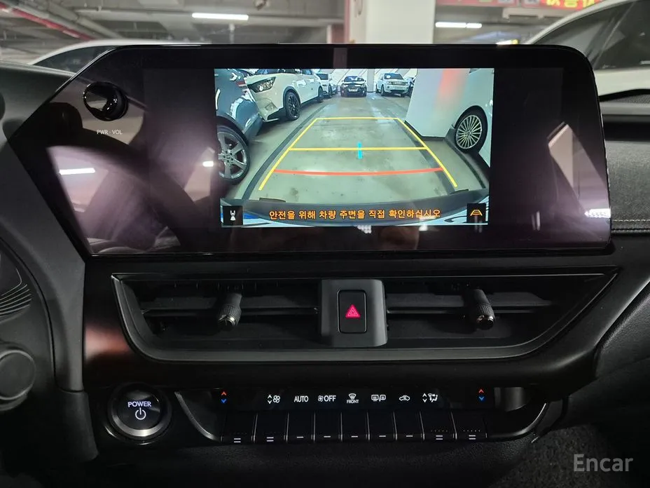 Фото 16 - Lexus UX