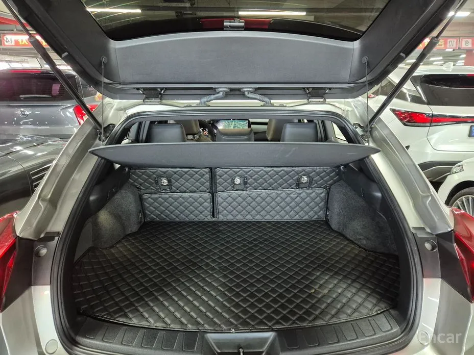 Фото 17 - Lexus UX