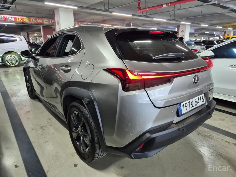 Фото 4 - Lexus UX