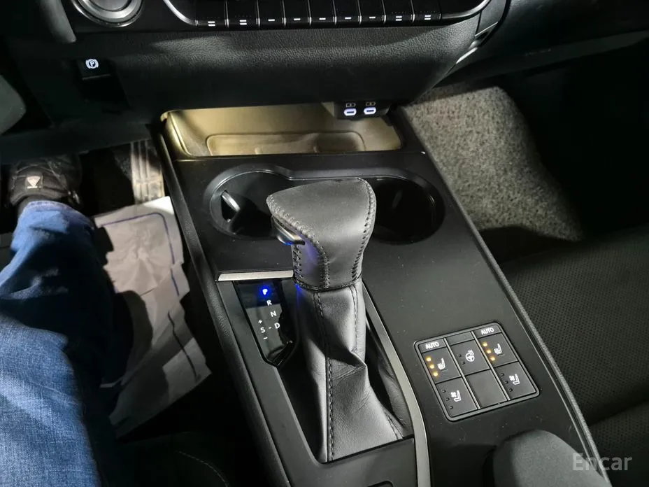 Фото 9 - Lexus UX