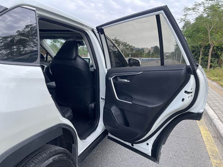 Фото 16 - Toyota Wildlander