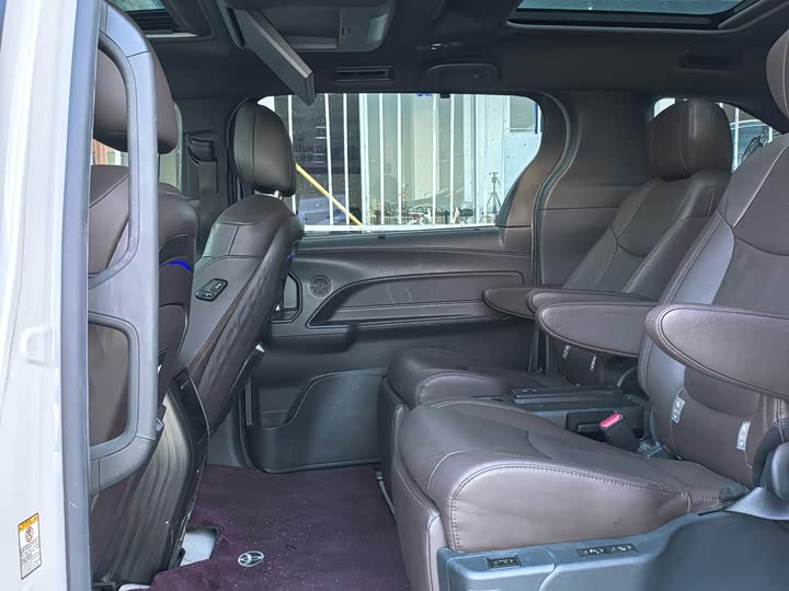 Фото 10 - Toyota Sienna