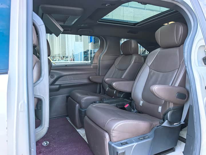 Фото 11 - Toyota Sienna