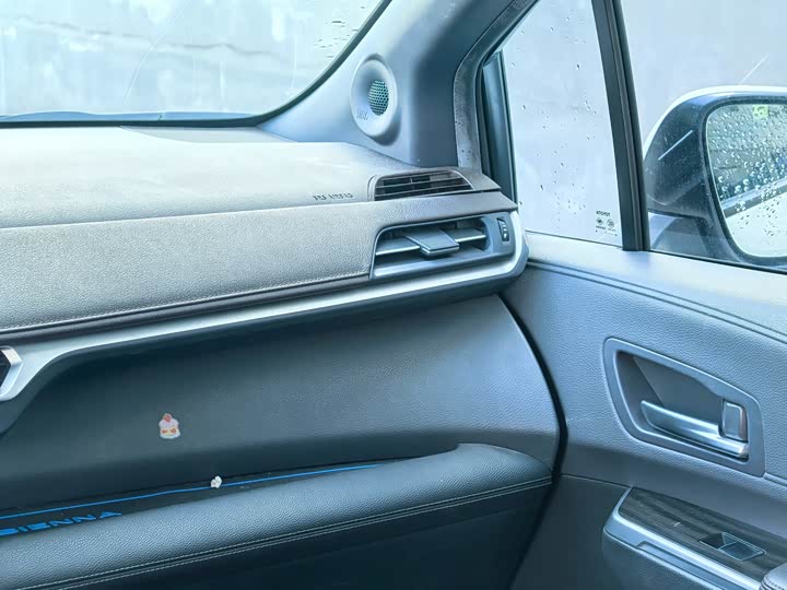 Фото 14 - Toyota Sienna