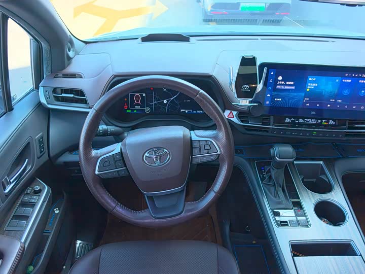 Фото 18 - Toyota Sienna