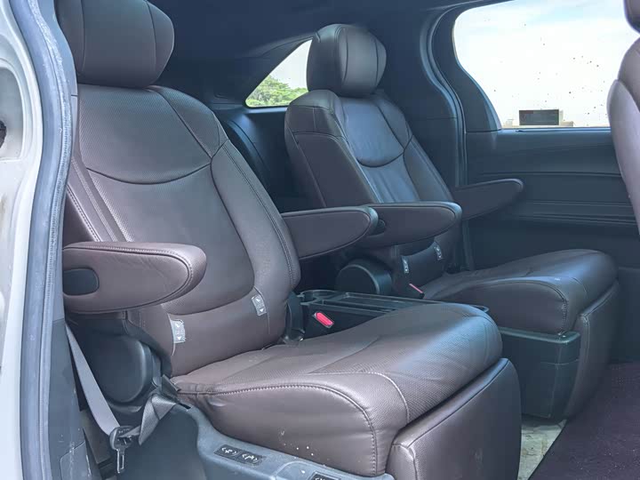 Фото 20 - Toyota Sienna