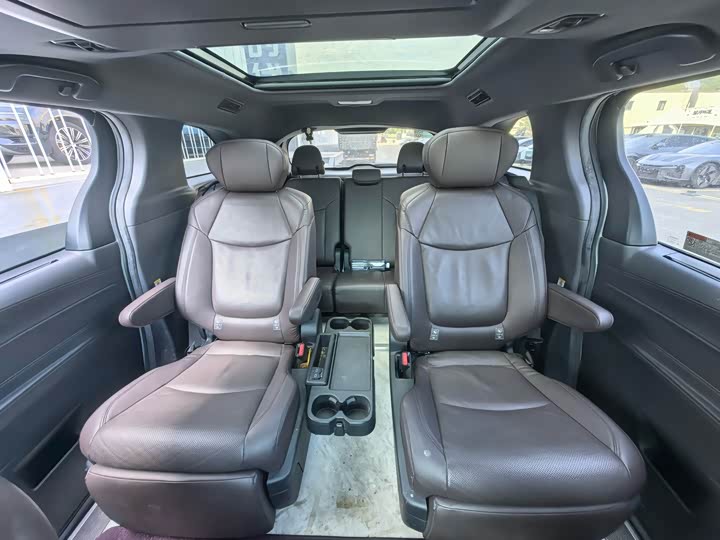 Фото 24 - Toyota Sienna