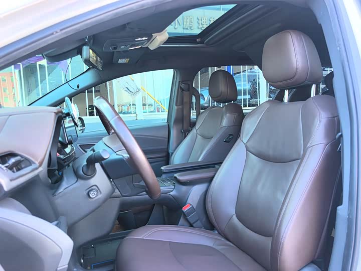 Фото 9 - Toyota Sienna