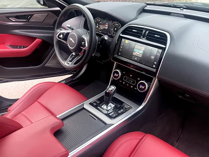 Фото 12 - Jaguar XE L