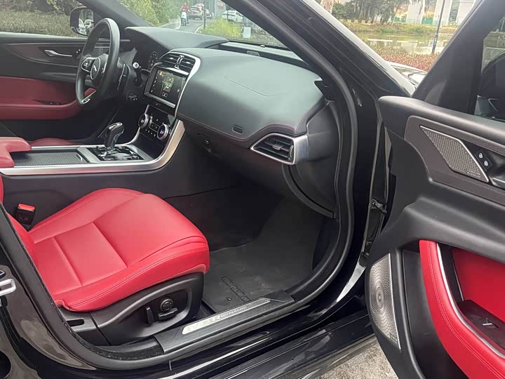 Фото 13 - Jaguar XE L