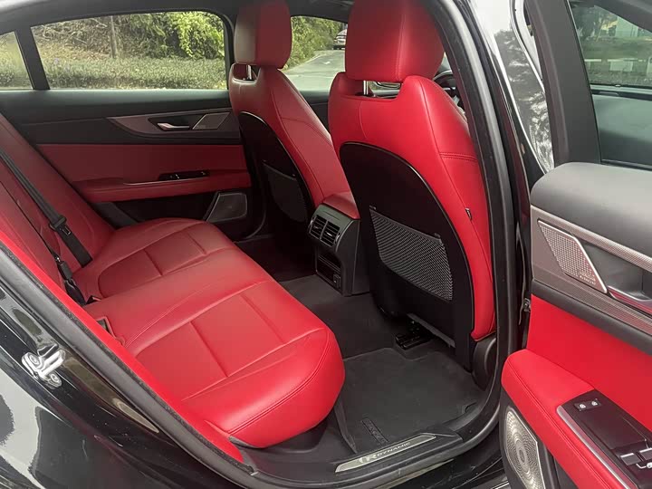 Фото 18 - Jaguar XE L