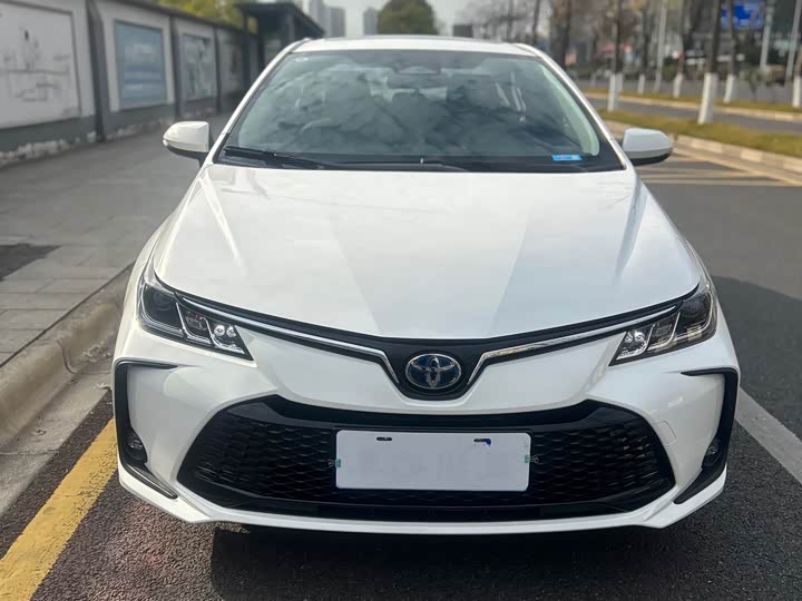 Фото 2 - Toyota Corolla