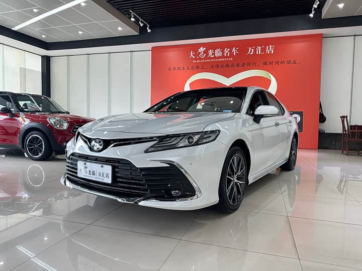 Фото 1 - Toyota Camry