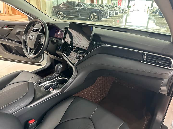 Фото 13 - Toyota Camry