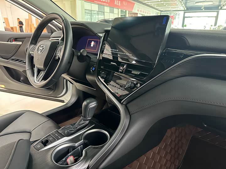 Фото 14 - Toyota Camry