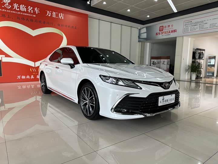 Фото 3 - Toyota Camry