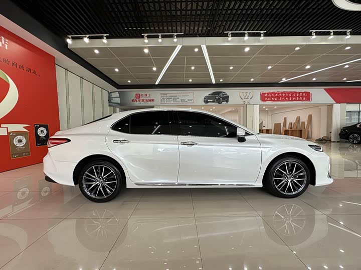 Фото 4 - Toyota Camry