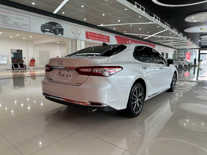 Фото 7 - Toyota Camry