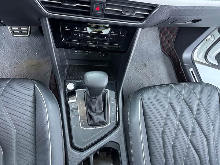 Фото 10 - Volkswagen Tiguan L Pro