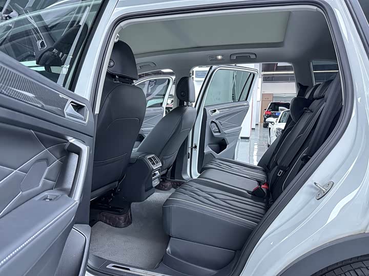 Фото 11 - Volkswagen Tiguan L Pro