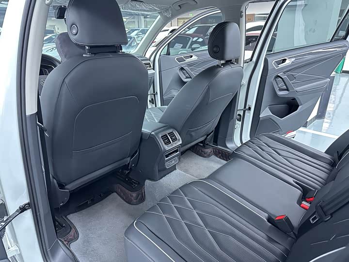 Фото 12 - Volkswagen Tiguan L Pro