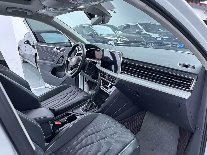 Фото 17 - Volkswagen Tiguan L Pro