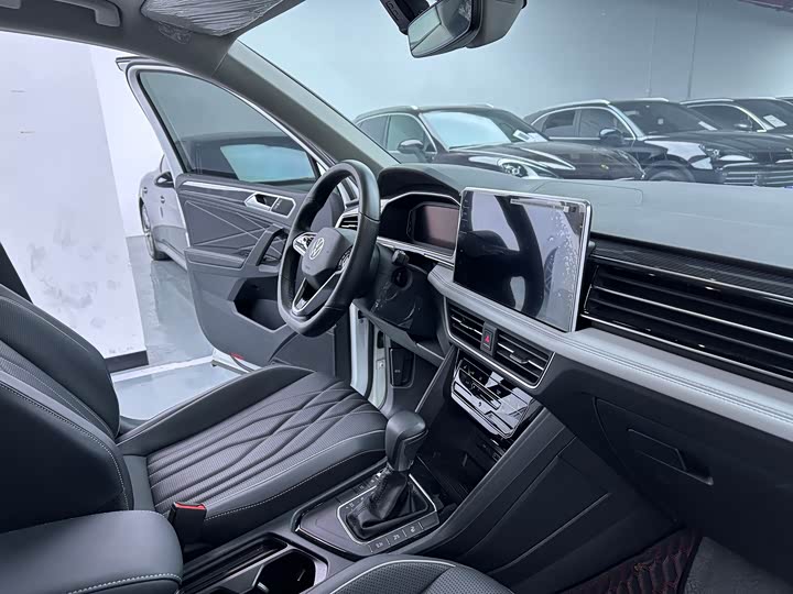 Фото 18 - Volkswagen Tiguan L Pro