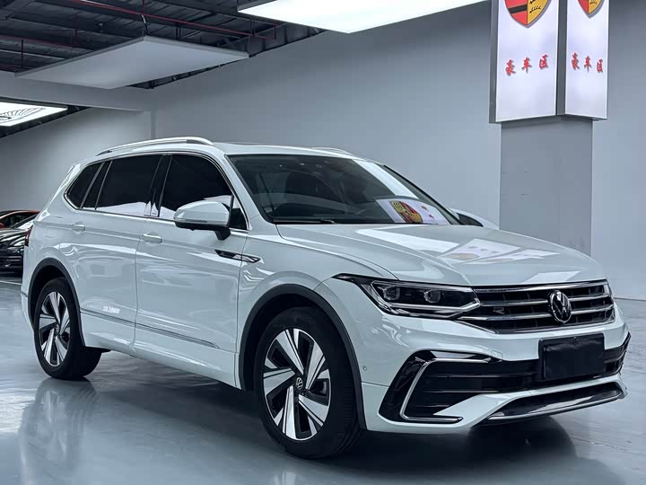 Фото 3 - Volkswagen Tiguan L Pro