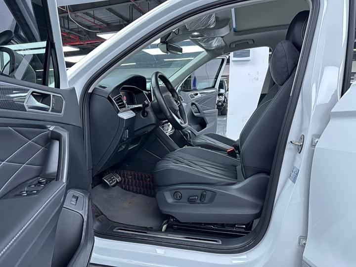 Фото 4 - Volkswagen Tiguan L Pro