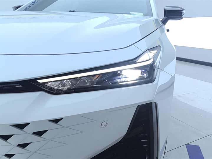 Фото 5 - Changan UNI-V