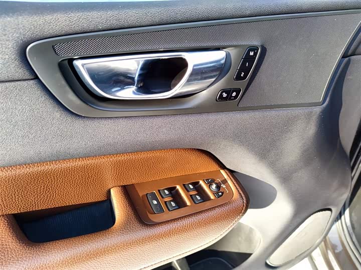 Фото 15 - Volvo XC60