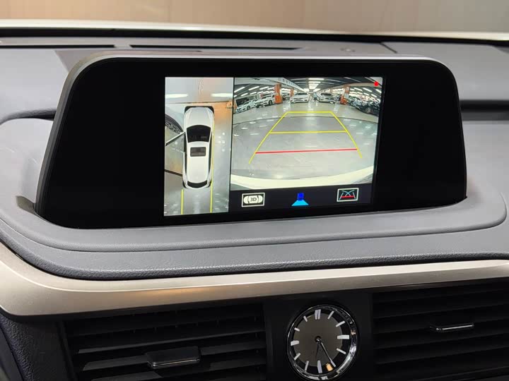 Фото 11 - Lexus RX