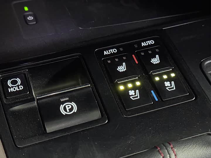 Фото 18 - Lexus RX