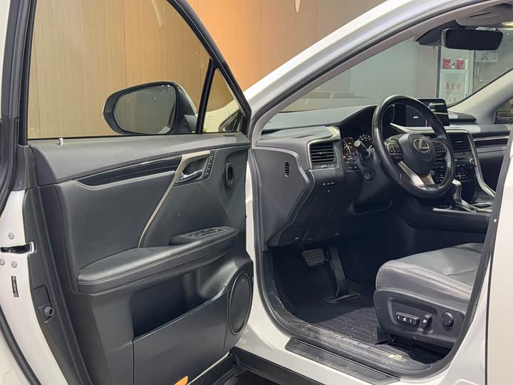 Фото 4 - Lexus RX