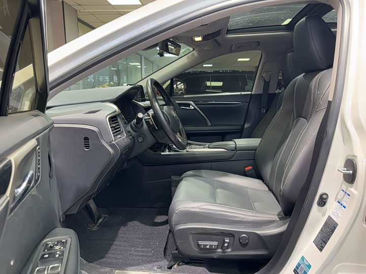 Фото 5 - Lexus RX