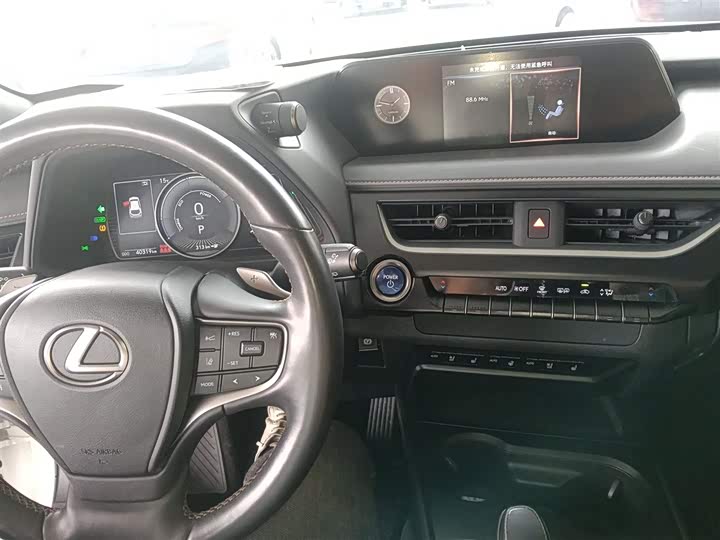 Фото 10 - Lexus UX Hybrid