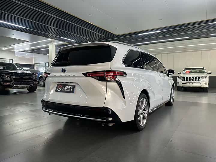 Фото 9 - Toyota Sienna