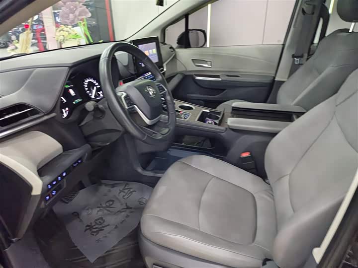 Фото 10 - Toyota Sienna