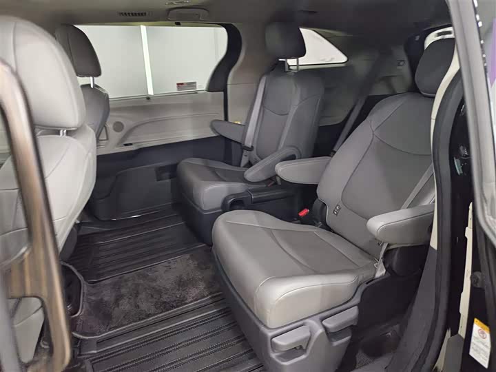 Фото 11 - Toyota Sienna