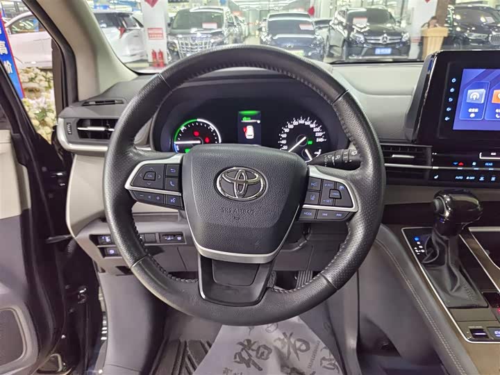 Фото 14 - Toyota Sienna