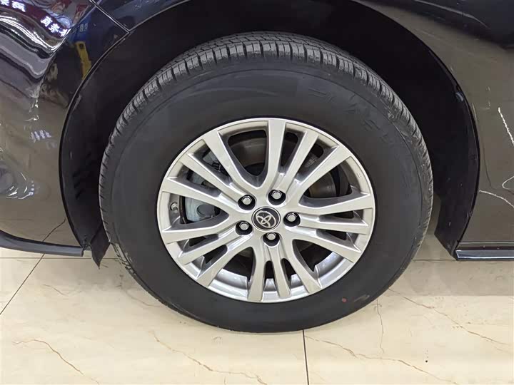 Фото 8 - Toyota Sienna