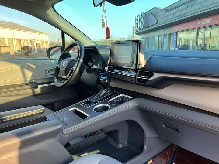 Фото 10 - Toyota Granvia