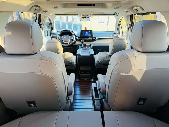 Фото 11 - Toyota Granvia