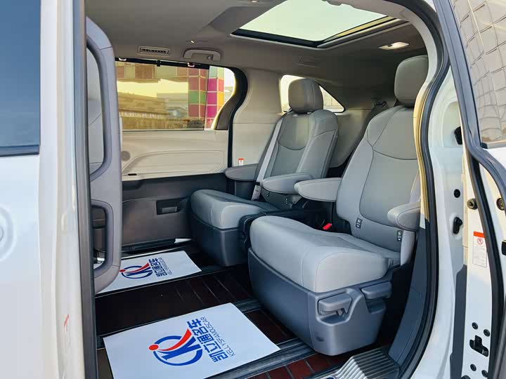 Фото 12 - Toyota Granvia