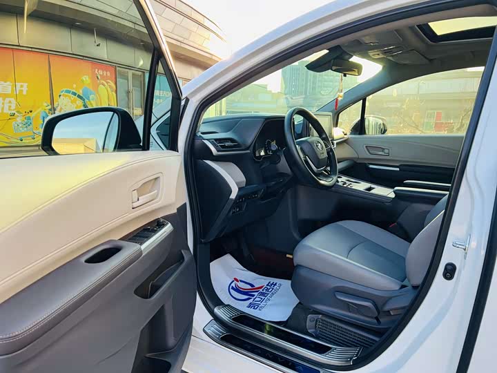 Фото 13 - Toyota Granvia