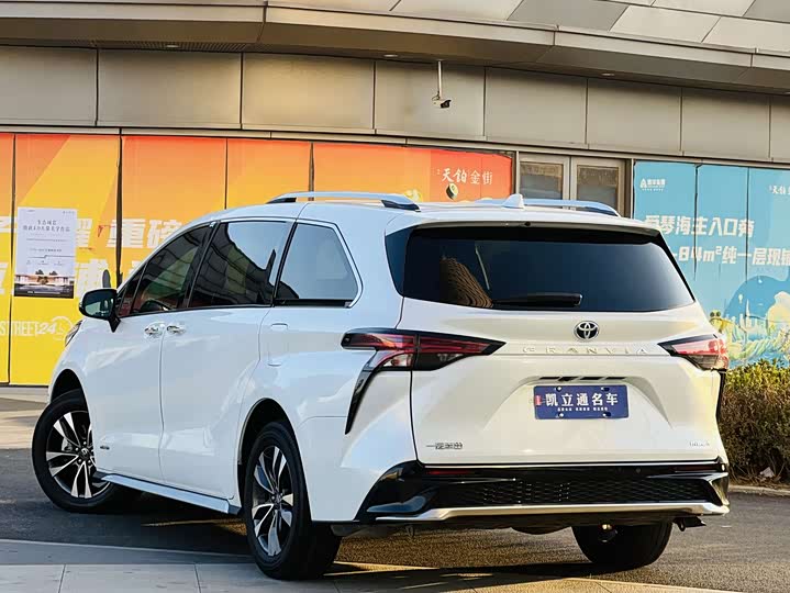 Фото 4 - Toyota Granvia