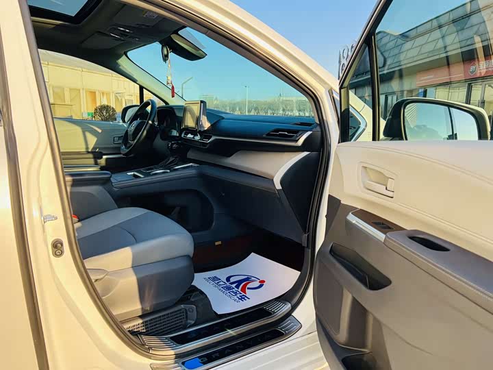 Фото 9 - Toyota Granvia