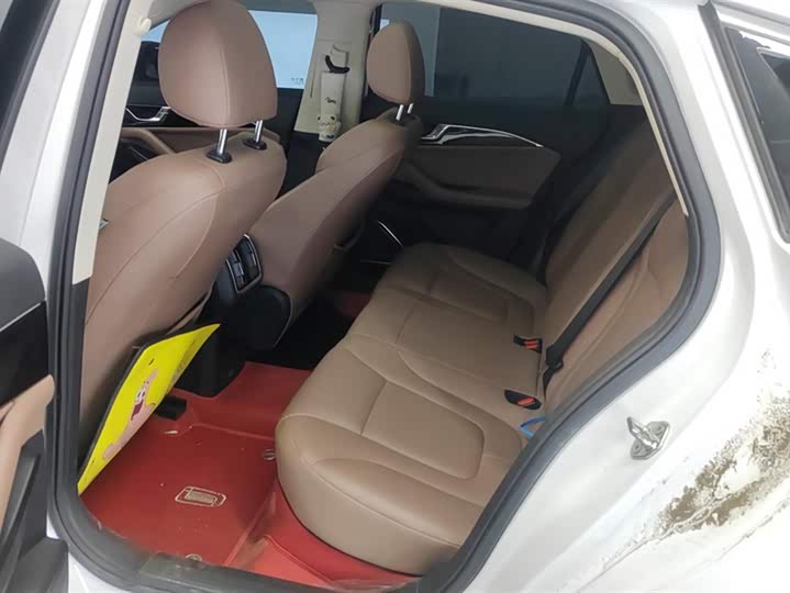 Фото 11 - Bestune B70